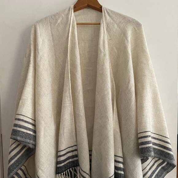 100% Wool Poncho - Picture 1 of 3